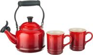 🍵 чайник le creuset с эмалевым покрытием на стали cerise деми и комплект керамической посуды - 1,25 квт. чайник и 2 кружки (14 унции) - qs9403-67, 3 логотип