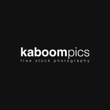 kaboompics 로고