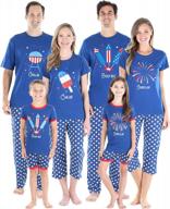 устраивайтесь поудобнее и координируйте свои действия: подходящая семейная хлопковая пижама красного, белого и синего цветов логотип