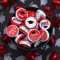 выпускные наклейки класса 2023 года для конфет и шоколадных капель - 180 штук в красном и белом цвете логотип