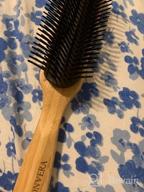 картинка 1 прикреплена к отзыву Щетка для распутывания волос для густых вьющихся волос Мужчины Женщины - Щетка для волос с 9 рядами - Щетки для распутывания для мужчин и женщин Для укладки волос - Деревянная расческа для роста волос от Mario Newton